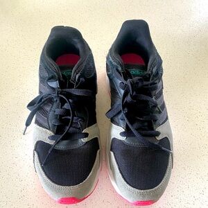 Tennis shoes